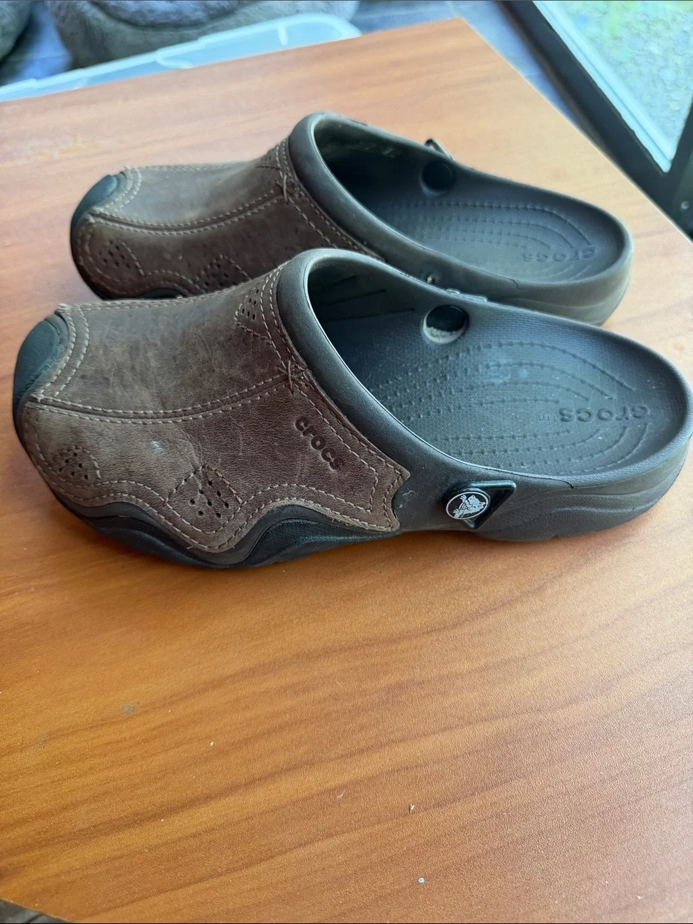 805 10/$50 🏄🏻‍♀️ Crocs Men’s Brown Slip-On Clog